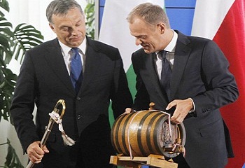 Orbán hordót adott a lengyelnek Orbán hordót adott a lengyelnek