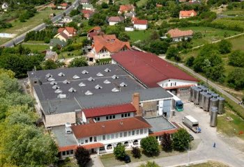 Három palack bor közül kettőt feketén értékesítenek Három palack bor közül kettőt feketén értékesítenek