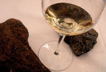 Kő van a borban!