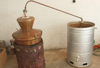 Adózatlan pálinka a szeszfőzdében Adózatlan pálinka a szeszfőzdében