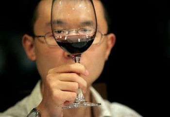 13 000 üveg spanyol bort semmisítettek meg