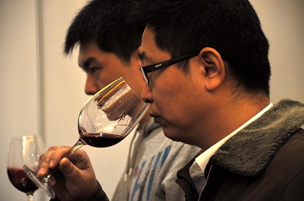 Kína büntető vámot akar kivetni az eu-s borokra