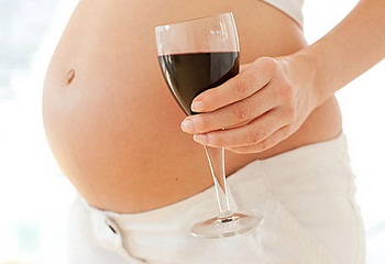Víz helyett vörösbort a terhes anyáknak!