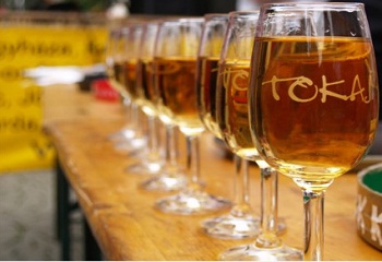 Tokaji bort kóstoltat az ENSZ