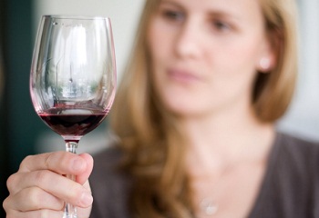 Nem biztos, hogy jót tesz a vörösbor a nőknek