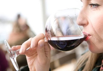 magas vérnyomású bort iszik