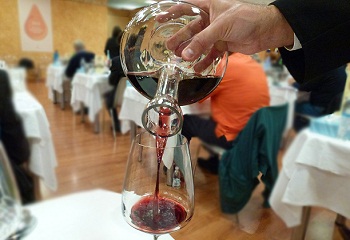 Nyitott borversenyt rendez a Miskolczi Pincék Asztaltársasága