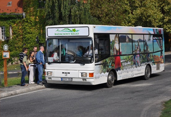 Régiós buszjárat a badacsonyi borospincék között