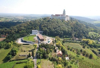 Felújítják a pannonhalmi apátsági majort