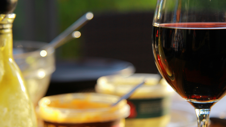 Itt a grillszezon - így válassz borokat a sütögetéshez!