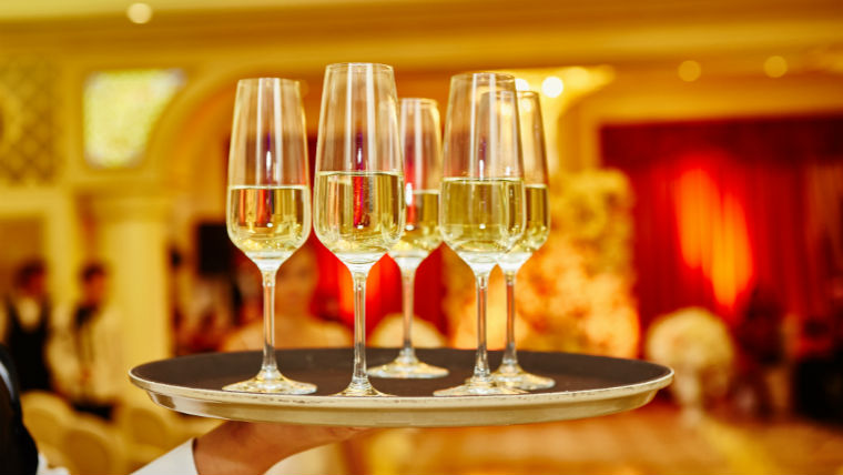 Madame Clicquot konyhaasztala és az elhalt élesztő szerepe: tudj meg többet a champagne-ról!