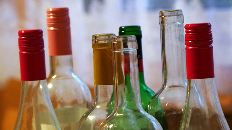 Egy magyar kutató kiszámolta, mennyire terheled a környezetet, ha üveges bort iszol