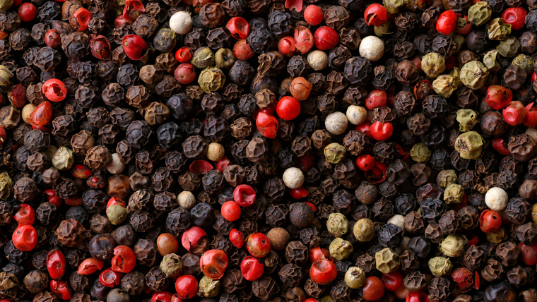 Fekete borsos és édes fűszeres aromák a vörösborban