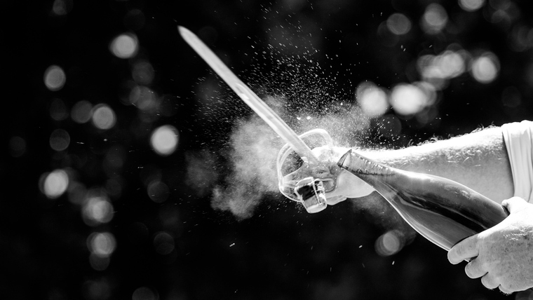 Pezsgőbontás szablyával vagy síléccel? – tradíció, látvány, adrenalin