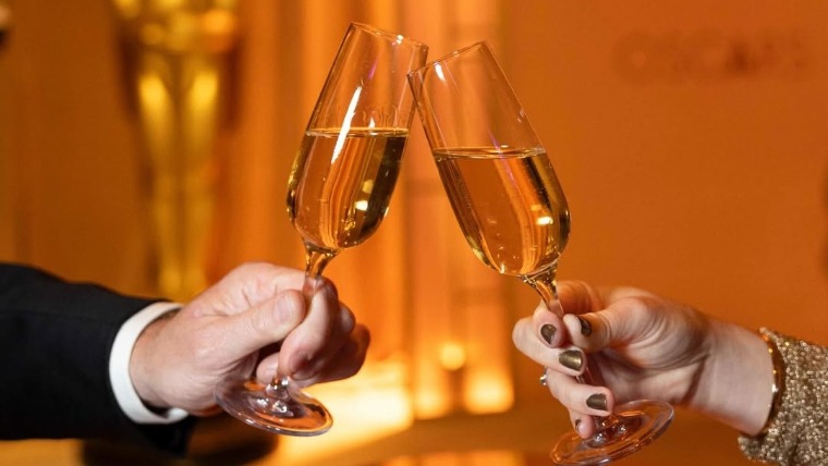 Híres koccintások a történelem nagy pillanataitól az Oscar-gála afterpartyjáig