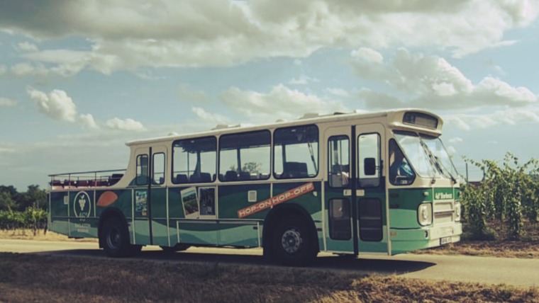 Kipróbáltuk a Balaton új borbuszát – ilyen egy bortúra, ahol nem kell sofőrt választani