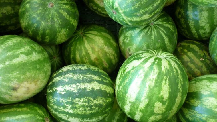 Ügyes trükk a görögdinnye felszeletelésére Ügyes trükk a görögdinnye felszeletelésére