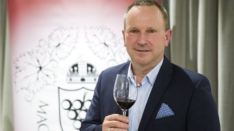 Koch Csaba lett a Magyar Bor Akadémia új elnöke Koch Csaba lett a Magyar Bor Akadémia új elnöke