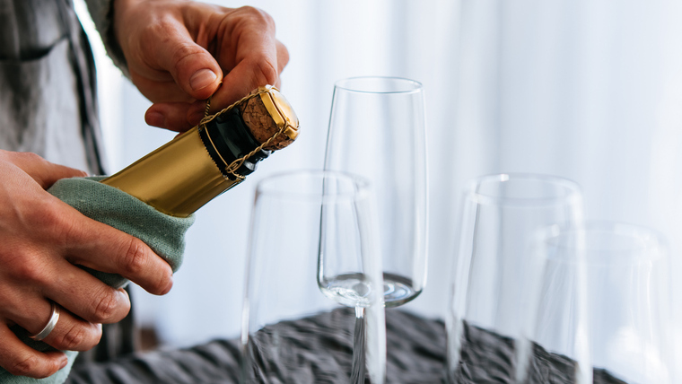 A sóhajtás művészete – az elegáns pezsgőnyitás