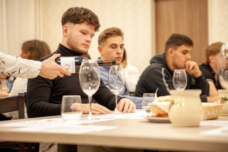 Tokajból a világpiacra: gyakorlati, nemzetközi mesterképzés borrajongó szakembereknek 