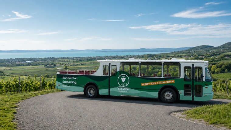 Magyarország első hop-on hop-off borbusza befutott a Balaton-partra Magyarország első hop-on hop-off borbusza befutott a Balaton-partra