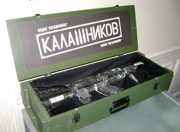 Vodka és Kalasnyikov - szuvenír Oroszországból
