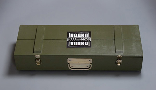 Vodka és Kalasnyikov - szuvenír Oroszországból
