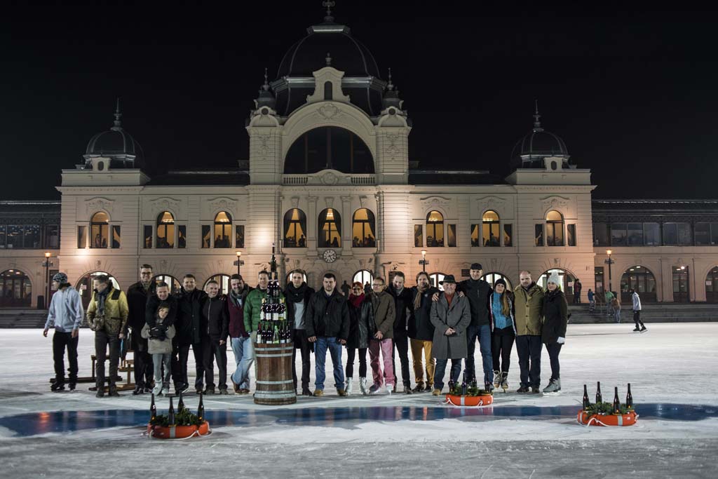 Borkarácsonyfát állítanak a Városligetben