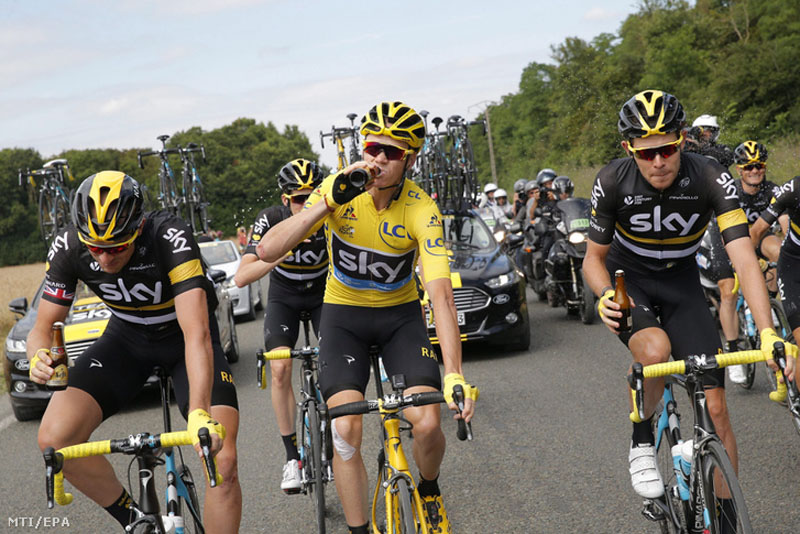 Sörbe és pezsgőbe fordult tegnap a Tour De France