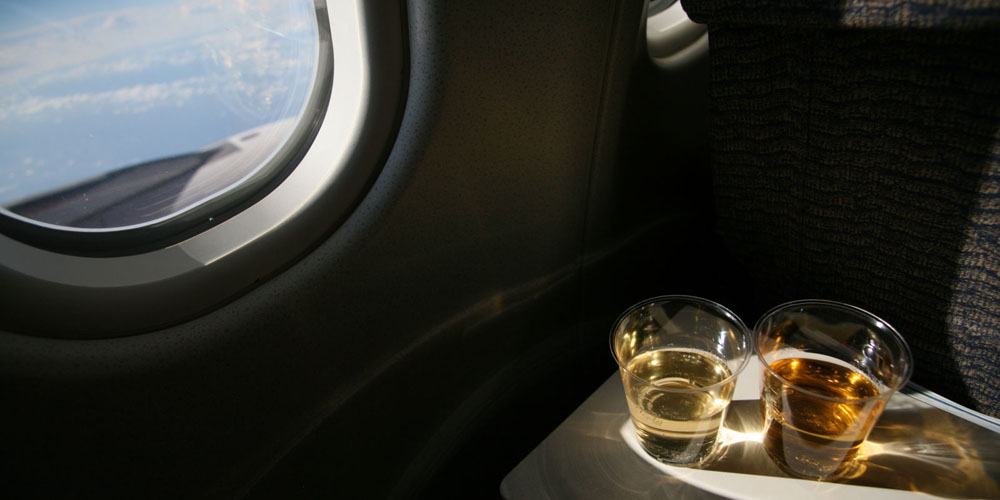 Tényleg más ízű a bor a repülőn?
