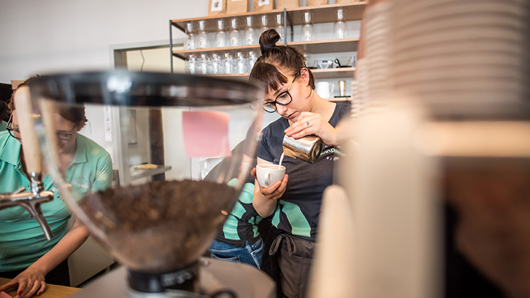 Különleges kávézót nyit a belvárosban a humanitárius szervezet