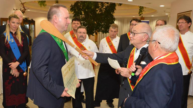 Íme az első magyar borász, akit lovaggá ütöttek