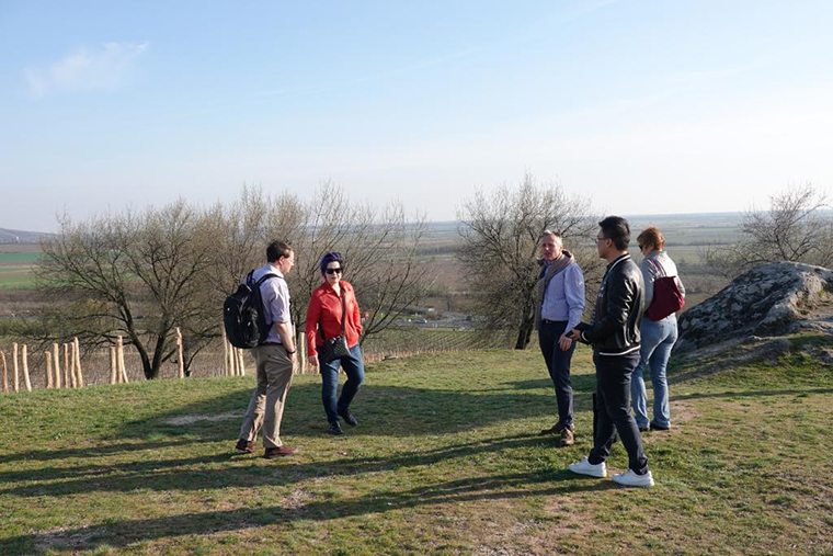 A rossz zsaru, a nokedliszaggató és az olaszrizling –  a kínai Master of Wine magyar kalandjai