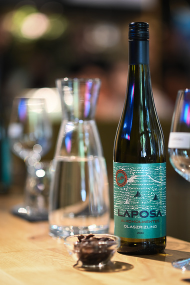 Itt az új alkoholmentesített magyar bor