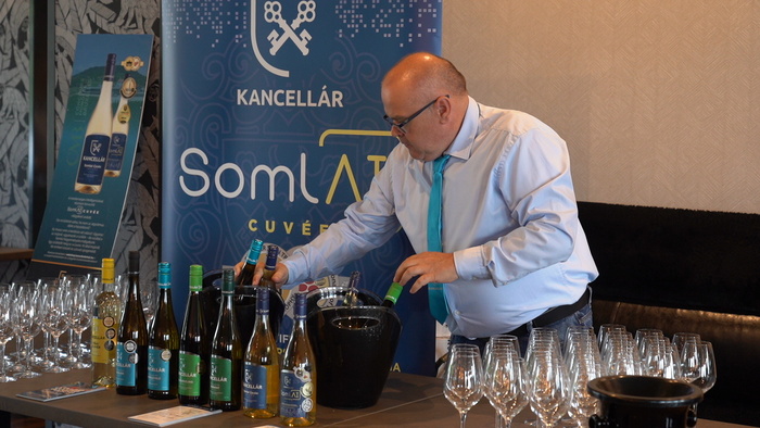 Az AI bevonásával készült Kancellár SomlAI Cuvée 2021 a világ legjobb fehérbora 