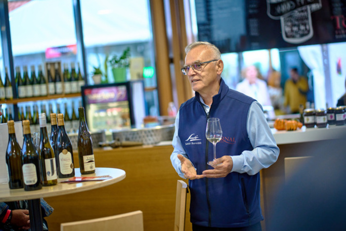 “Ha egy bor egyszerre egyedi és kiemelkedő minőségű, az a siker kulcsa lehet. A Somló hegyen mi ezt az utat választottuk” (X)