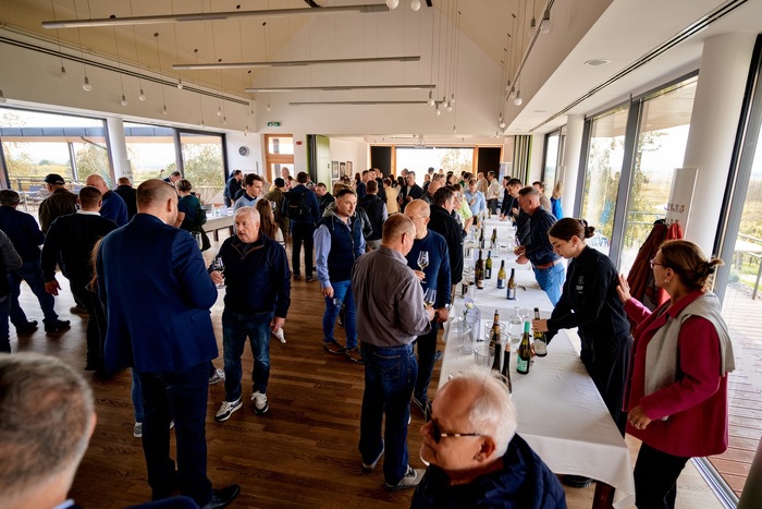 “Ha egy bor egyszerre egyedi és kiemelkedő minőségű, az a siker kulcsa lehet. A Somló hegyen mi ezt az utat választottuk” (X)