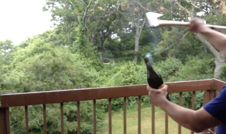 Pezsgőbontás szablyával vagy síléccel? – tradíció, látvány, adrenalin