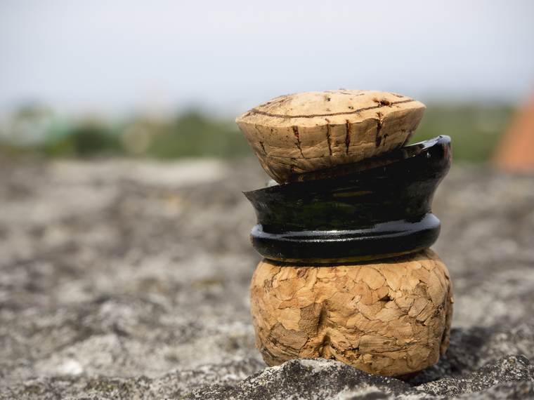 Pezsgőbontás szablyával vagy síléccel? – tradíció, látvány, adrenalin