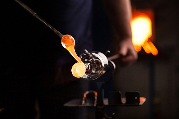 Hazai üvegfúvó mesterek keze munkáját dicsérik a világszerte ismert, elegáns boros kelyhek