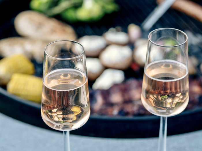 Tüzes ételek, hűs borok – a nyári grill party-k legjobb párosai
