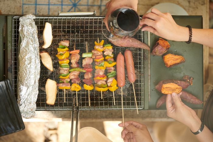 Tüzes ételek, hűs borok – a nyári grill party-k legjobb párosai