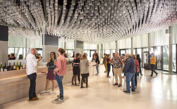 Összművészeti immerzív tárlat magyar borokkal a Cité du Vin \