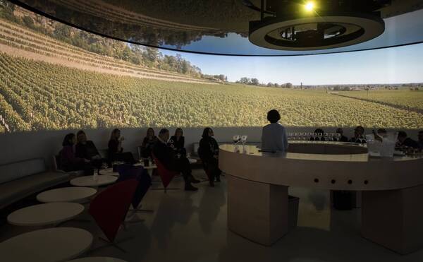 Összművészeti immerzív tárlat magyar borokkal a Cité du Vin \
