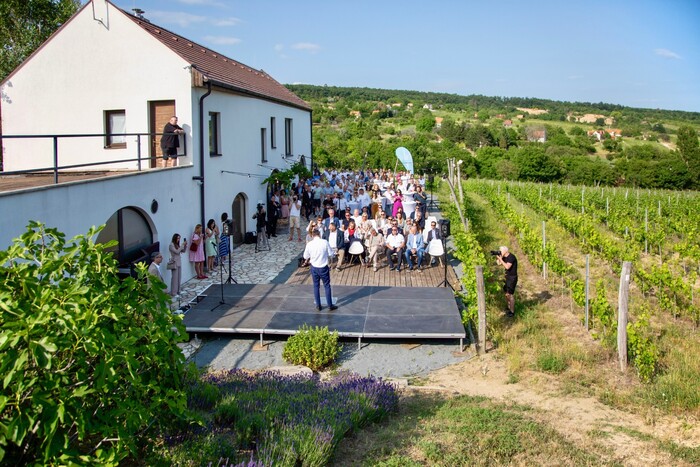 Új korszak kezdődik a balatoni borturizmusban: Megnyílt a Balaton Wines Visitor Center Balatonszőlősön 